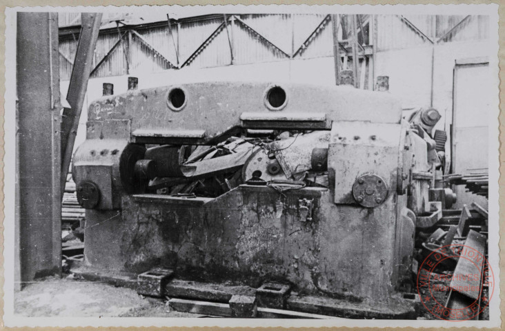 Parachèvement. Halle 13. Dresseuse à gros ronds non montée, pièces en vrac dans le bâti.