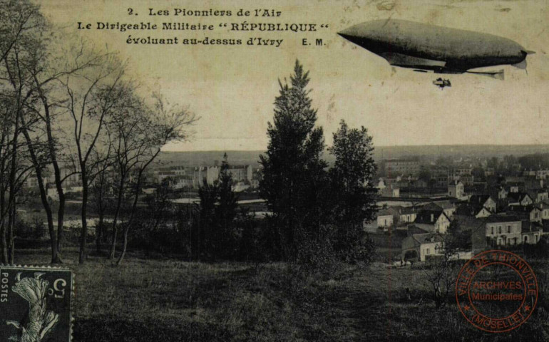 Les Pionniers de l'Air - Le Dirigeable Militaire 'République' évoluant au-dessus d'Ivry - E.M.