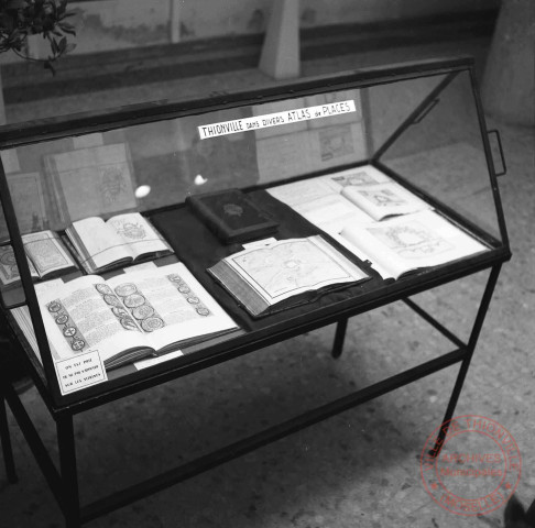 Exposition sur les fortifications à Thionville en 1970 par Georges Martig - Vitrine : Thionville dans divers atlas de places