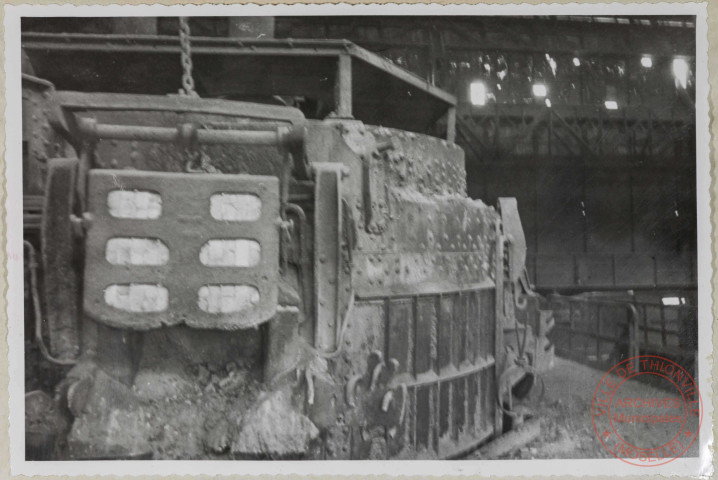 Four électrique de 20T. On voit le mauvais état général du four, l'évasement considérable de la cuve vers le haut que fait apparaître la différence de diamètre avec la voûte, le renforcement du bas de la cuve déjà opéré par les allemands.