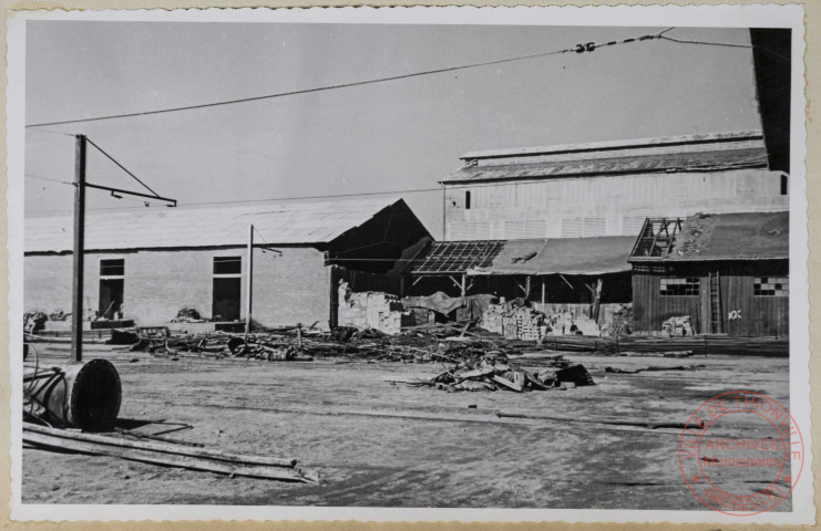 Magasin à briques n°1. Travée effondrée sous le poids des poussières accumulées sur la toiture.