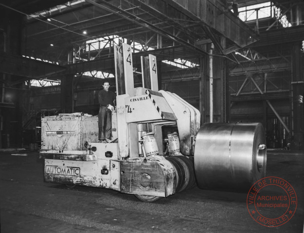 [Vue intérieure d'une usine. Transport de bobine d'acier]