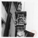 Bildstock situé contre le bâtiment 5 rue Principale à Inglange, stèle représentant le Christ en croix accoté de la Vierge et de saint Jean, d'autres personnages en relief juste au-dessous.