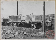 Wagon à décombres. Caisse bois, tampons à remplacer.