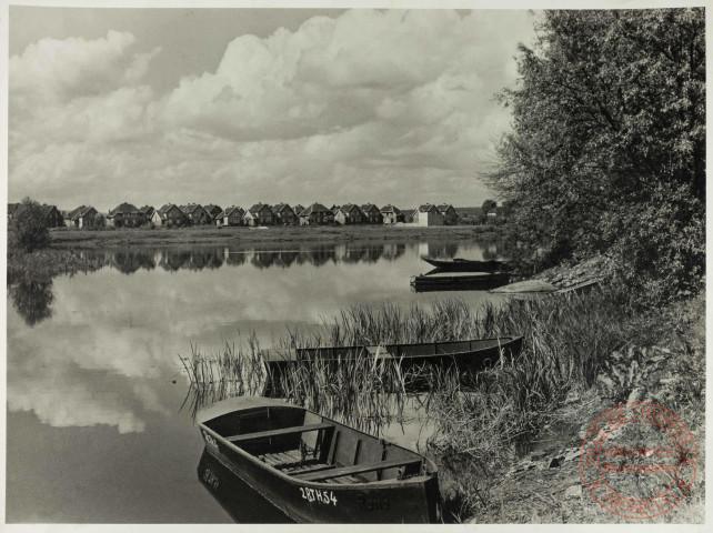 [Cité ouvrière route de Manom, vue de la rive droite de la Moselle]