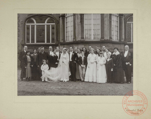 Photo de groupe d'un mariage thionvillois entre 1920 et 1940