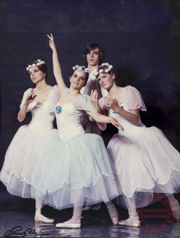 [Institut Anselin au théâtre municipal, photo de 4 danseurs sur scène]