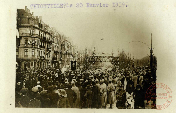 [Visite du Maréchal Pétain le 30 janvier 1919 pour l'Inauguration de sa rue à Thionville. Foule située Square du 11 novembre]