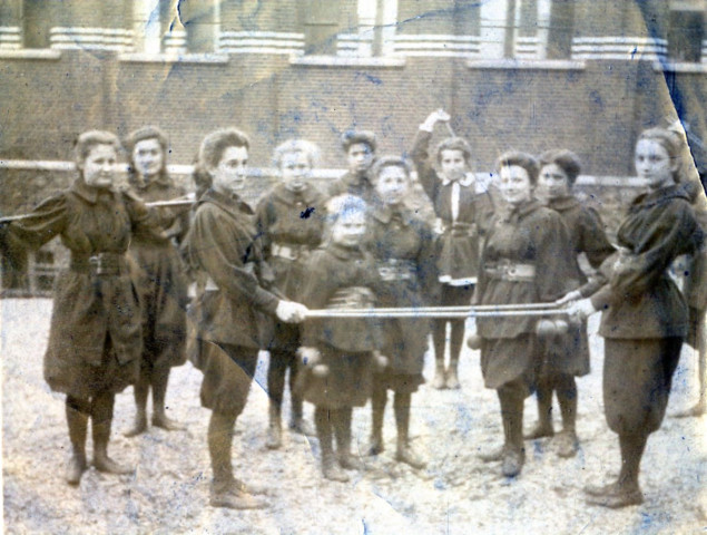 [Photographie d'un groupe d'écolière vêtue de noir en 1910]