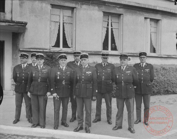 [Manifestation officielle au centre ville, musique de la marine nationale, musique des sapeurs pompiers]