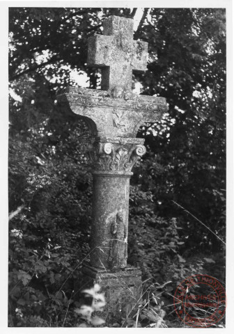 Bildstock situé à Oeutrange( route d'Escherange?). Croix, ornement végétal, ostentoir, Saint-Pierre?