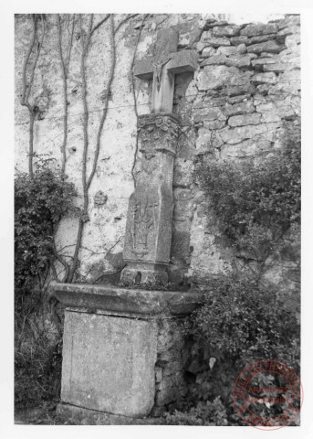 Bildstock situé 3, rue de l'Eglise à Basse-Rentgen. Croix érigée en 1829, sujet : crucifixion, ange, saint-évêque non identifié