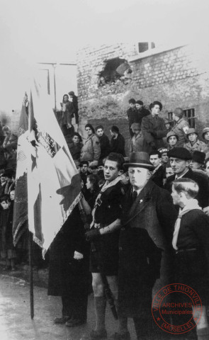 Pour la fête de la Libération, les thionvillois attendent le cortège de personnalités, le 16 décembre 1944