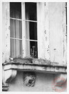 6 rue du Pont (actuelle rue Georges Ditsch), à l'aplomb de la cave, une cavité dite "cuvette", sculptée en forme de mufle de lion, qui servait à caler la chèvre (poulie) nécessaire à l'acheminement des tonneaux - Thionville