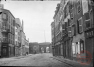 [La porte du Pont prise depuis la place du Marché et différents commerces, Flosse, B. Mayer, Konig]