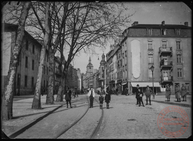 [Rue de Paris vue depuis la place de la République, avec le Beffroi en fond]