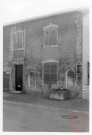 Maison ancienne situé au 22 rue Jeanne d'Arc à Cattenom. Puit et niche trilobée dans la façade