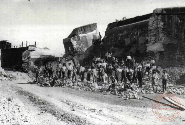 Le démantèlement des fortifications de Thionville 1902-1903. La démolition de la porte de Metz 1903.