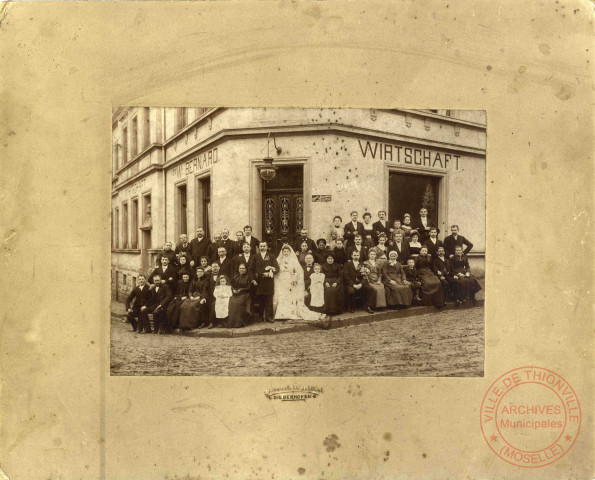 [Photographie d'un mariage devant le restaurant de la veuve Bernard à Algrange dans les années 1900]