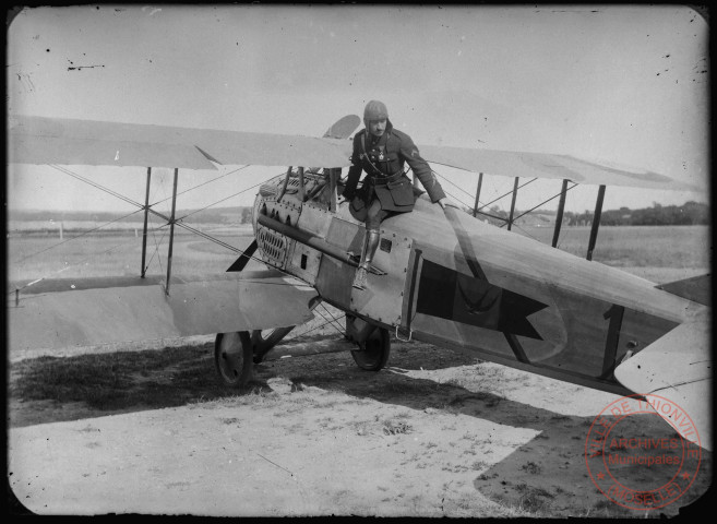 [Pilote descendant de son biplan]