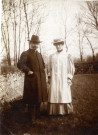 [Photographie d'un couple dans un jardin en tenue du dimanche dans les années 1910]