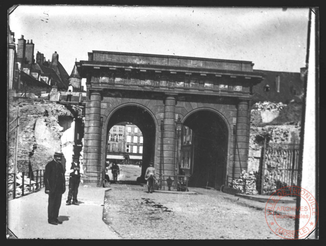 Démolition des remparts autour de la porte du Pont