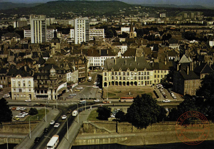 Thionville - Vue générale - La Mairie au 1er plan