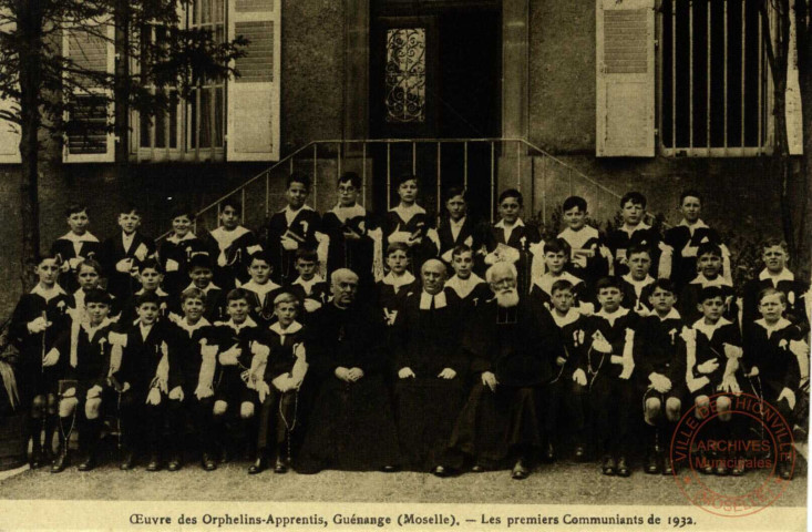 Oeuvre des Orphelins-Apprentis de Guénange (dortoir, cuisine, réfectoire, les premiers communiants de 1932, un groupe d'écoliers, une classe, la fanfare, la salle des fêtes, l'étable, un coin de la ferme, la chapelle, les acrobaties, un groupe de gymnastes, le hall de gymnastique)