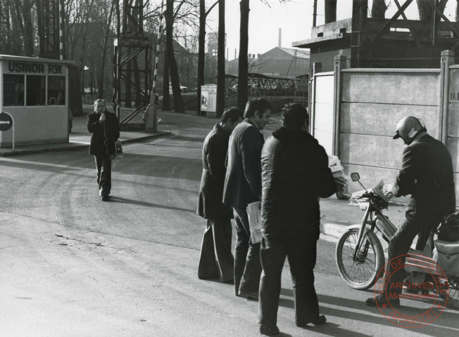 [Usinor, entrée des ouvriers porte VI, piquet de grève]