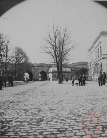 [La porte de Metz et le bureau de garnison]