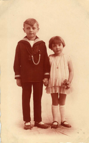 [Photographie d'un garçon et de Mady Martha, fille d'Yvonne et de Léon Martha]