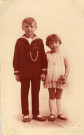 [Photographie d'un garçon et de Mady Martha, fille d'Yvonne et de Léon Martha]