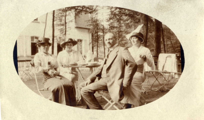 [Photographie de groupe de trois femmes et un homme dans le jardin dans les années 1910]