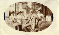 [Photographie de groupe de trois femmes et un homme dans le jardin dans les années 1910]