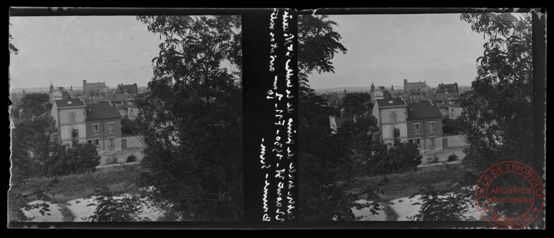Reims (51) - Vue depuis le parc de la Butte Saint-Nicaise, au fond la cathédrale Notre-Dame