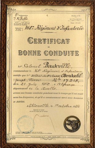[Certificat de bonne conduite délivré au soldat de 2e classe Jospeh Pierre Odendahl du 168e Régiment d'Infanterie en 1934]