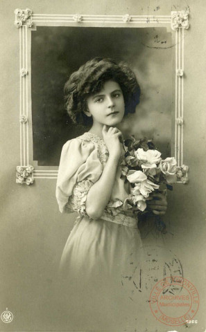 [Portrait d'une jeune fille portant un bouquet, devant un cadre fleuri]