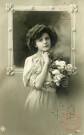 [Portrait d'une jeune fille portant un bouquet, devant un cadre fleuri]