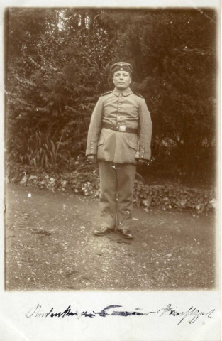[Photographie d'un soldat en uniforme en 1914]