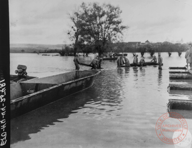 Les sapeurs au travail avec de l'eau jusqu'à la taille. Il fait environ 5°C! En quelques heures, une passerelle pour l'infanterie sera construite, près de Cattenom, en novembre 1944.