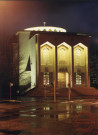 [Photographie nocturne de la synagogue dans les années 1990]