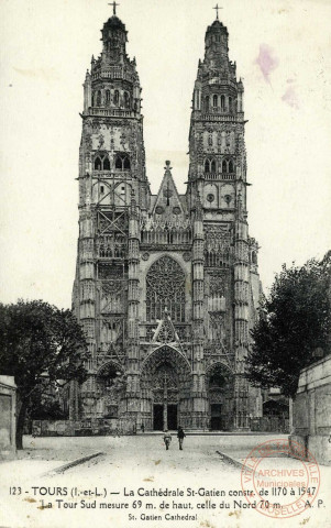 Tours.-Cathédrale St-Gatein constr. de 1170 à 1547. La Tour Sud mesure 69m. de haut, celle du Nord 70m.