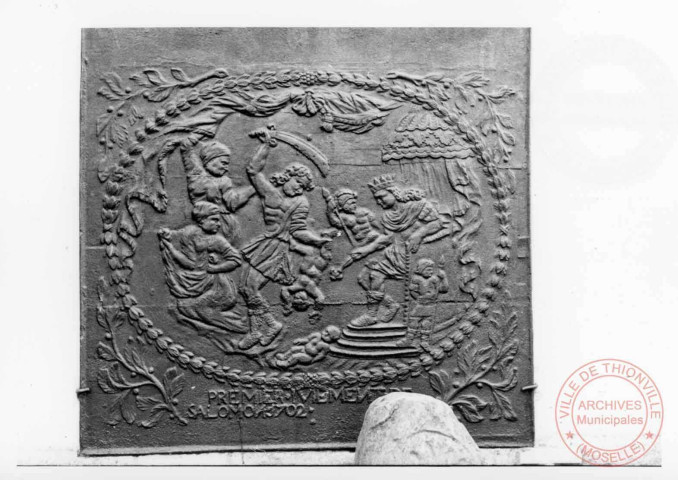 Plaque de cheminée : le premier jugement de Salomon située à l'église Saint-Denis de Roussy-le-Village