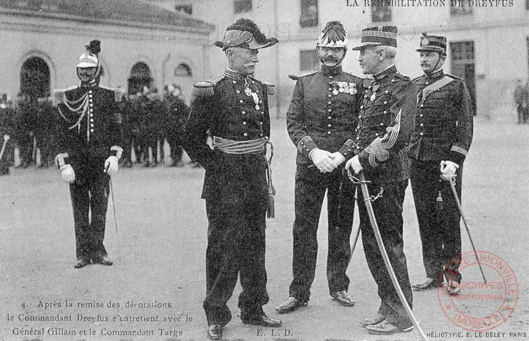 Cartes d'Autrefois (1890-1920) - Evénements et curiosités - Paris - La réhabilitation de Dreyfus - Après la remise des décorations, le Commandant Dreyfus s'entretient avec le Général Gillain et le Commandant Targe