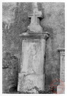 Tombeau de l'abbé Clause (décédé le 4 février 1823) situé contre le mur de l'église Saint-Rémi de Husange (commune de Cattenom)