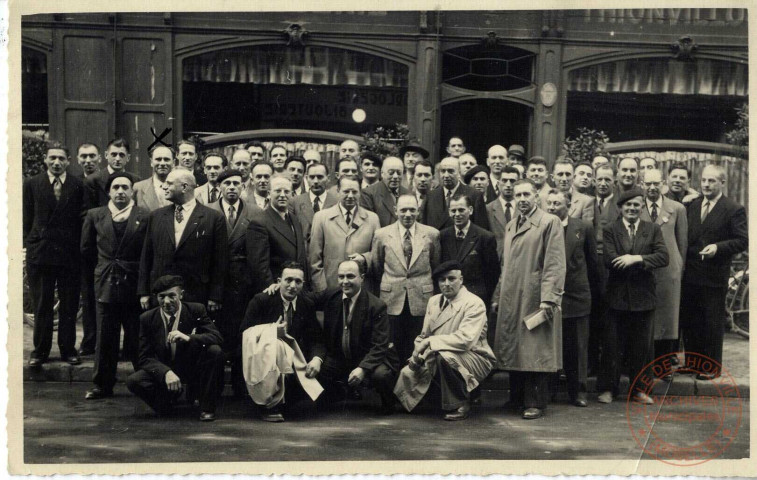 [Photographie d'un groupe d'ouvriers dont André ALEXANDRE posant devant un café dans les années 1960]