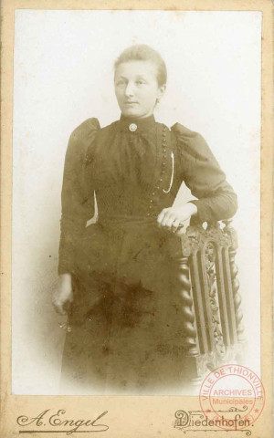 Portrait d'une femme en robe noire