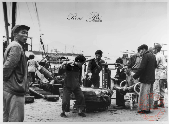Hong-Kong, avril 1962 - Débarquement de bois au port