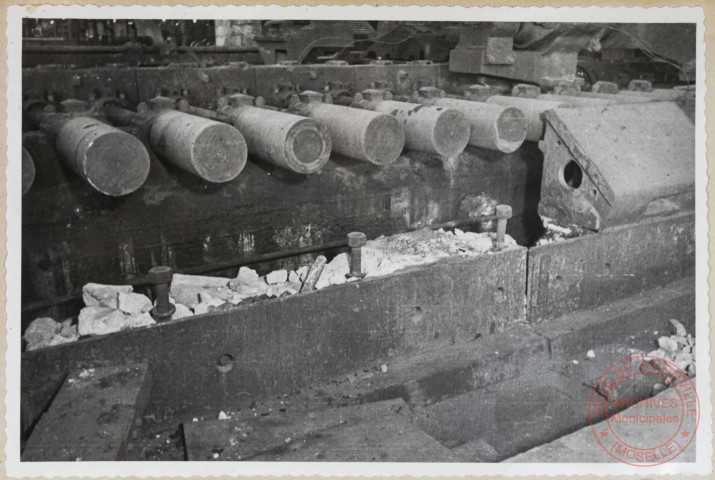 Train de rouleaux arrière cisaille de 300. Le béton d'assise des plaques de guidage et de glissement est démoli.