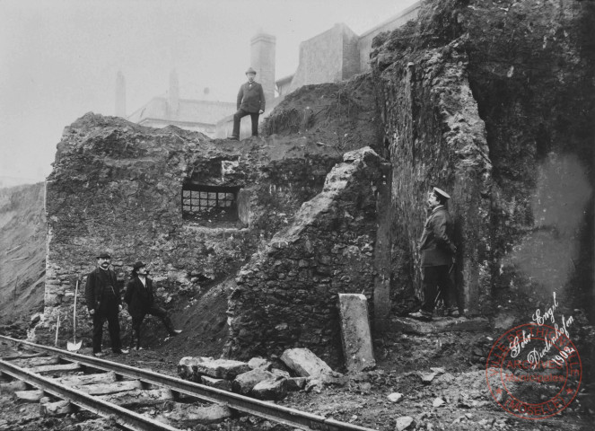 [Ouvriers travaillant à la démolition des remparts quai de la Moselle (actuel quai Crauser) en 1902]